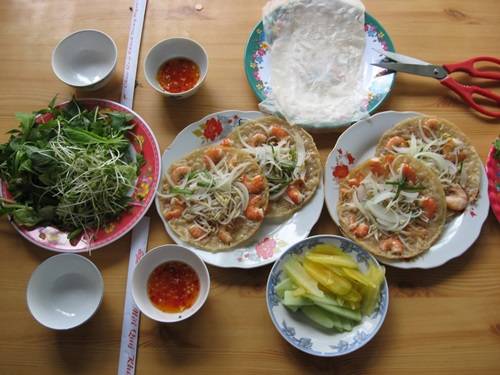 Nếu chẳng may gặp trận mưa lớn trước tiệm bánh xèo tôm nhảy, bạn đừng do dự và hãy ghé ngay vào quán. Bánh xèo gần như là món phải ăn trong những ngày mưa ở miền Trung hay mùa nước nổi  miền Tây. Đĩa bánh xèo đầy tôm tươi cuốn với rau sống chấm mắm cay sẽ khiến thực khách nhanh chóng tỉnh táo trở lại. Ảnh: toimuonden