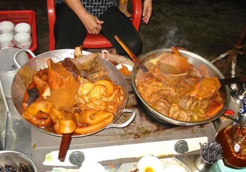 Phá lấu bò - món ăn đặc trưng của dân Sài Thành - trở nên vô cùng hấp dẫn vào những ngày lạnh. Nội tạng bò được chế biến theo phong cách người Hoa, luôn đặt trên bếp lửa nóng. Khi ăn, thực khách nêm thêm một ít mắm me mặn mặn chua chua, chấm với bánh mì là đủ cho một bữa tối no nê, ấm áp. Ảnh: binhtinh