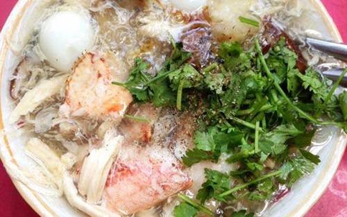 Súp cua - món ăn kinh điển sau giờ làm việc của giới văn phòng - trở nên hấp dẫn hơn trong những đêm mưa gió. Còn gì tuyệt vời hơn việc xì xụp húp chén súp nóng hổi, béo ngậy, đầy ắp thịt cua, trứng cút, trứng bắc thảo... dưới mái hiên một quán gánh trong hẻm nhỏ ở Sài Gòn.