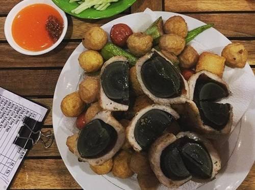 Từ lâu, chuyện ngày mưa gọi nhau đi ăn cá viên chiên trở thành thói quen của nhiều bạn trẻ Sài Gòn. Gọi chung là cá viên chiên nhưng món này có nhiều kiểu biến tấu hấp dẫn như đậu bắp nhồi cá viên, chả cá cốm, đặc biệt là chả cá bọc hột vịt bắc thảo chiên ăn kèm tương đen, tương ớt và một chút sa tế cay cay.