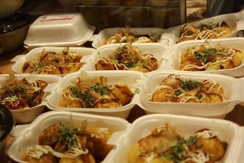 Takoyaki, thức ăn đường phố của Nhật Bản đang được ưa chuộng ở Sài Gòn, cũng vào danh sách những món nên thưởng thức khi trời mưa. Hộp bạch tuộc chiên với bột nóng hổi, ăn kèm nước sốt đặc biệt đậm đà, mayonnaise béo ngậy khiến đường về nhà của bạn như ngắn lại.