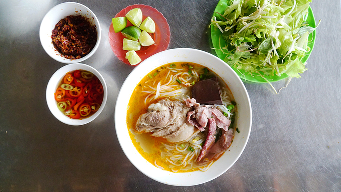 Bún bò Huế  Khác với bún bò Huế thường thấy trong miền Nam, sợi bún ở Huế là loại cọng nhỏ, trắng tinh và mềm. Nước lèo có độ ngọt thanh, thơm nức. Món ăn còn níu chân nhiều người bởi vị cay xé lưỡi đã làm nên thương hiệu. Không chỉ nước dùng cay, trên bàn ăn luôn có nhiều loại ớt như: ớt băm, sa tế, ớt trái thái lát... cho thực khách nêm vào. Bạn có thể yêu cầu rau sống hoặc trụng theo khẩu vị. Ngày nay, bún bò có nhiều loại như: giò, chả, thịt ba chỉ... với giá trung bình khoảng 30.000 đồng/ tô.  Địa chỉ gợi ý: Quán O Kim chú Điệp, quán O Hoà, quán Cẩm hoặc quán ông Vọng, quán Bà Tuyết.