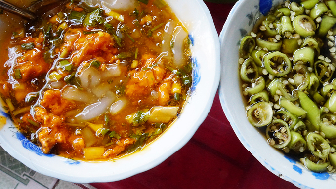 Bánh canh Nam Phổ  Không được bán nhiều như cơm hến hoặc bún bò, nhưng bánh canh cua của người làng Nam Phổ (huyện Phú Vang, Thừa Thiên - Huế) vẫn được lòng nhiều du khách. Món ăn có màu đỏ đặc trưng của hạt điều, nước dùng sánh ẩn hiện bên trong là thịt cua và tôm. Tại Huế, các quán ăn đều có hẳn một tô nước mắm ớt đặc trưng để ăn kèm. Thực khách có thể tự tay thêm thắt theo khẩu vị.  Địa chỉ gợi ý: quán ăn trên đường Phạm Hồng Thái hoặc Nguyễn Công Trứ.