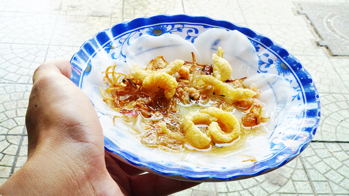 Bánh bèo  Đây là món ăn khá phổ biến ở nhiều tỉnh thành, tuỳ mỗi nơi mà hương vị sẽ thay đổi. Tại Huế, bánh bèo có hai loại bánh bèo chén và bánh bèo dĩa. Bánh có màu trắng, mỏng dính, phía trên là tôm cháy, hành phi, tóp mỡ trông bắt mắt. Một phần 5 chiếc có giá từ 10.000 đồng.  Địa chỉ gợi ý: đường Nguyễn Huệ, Nguyễn Bỉnh Khiêm, Phạm Hồng Thái...