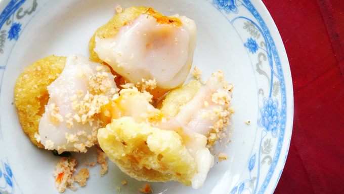 Bánh ram ít  Bánh ít ram có hai màu trắng vàng, điểm xuyết màu xanh của mỡ hành, vàng của tôm cháy. Bạn sẽ cảm thấy thích thú bởi khi ăn, bánh vừa giòn rụm lại dẻo mềm. Giá một phần thường từ 10.000 đồng.  Địa chỉ gợi ý: đường Phạm Hồng Thái, O Sớm ở Hải Triều, Dì Sinh ở Lê Thánh Tôn, Ông Đỏ ở Nguyễn Bình Khiêm...