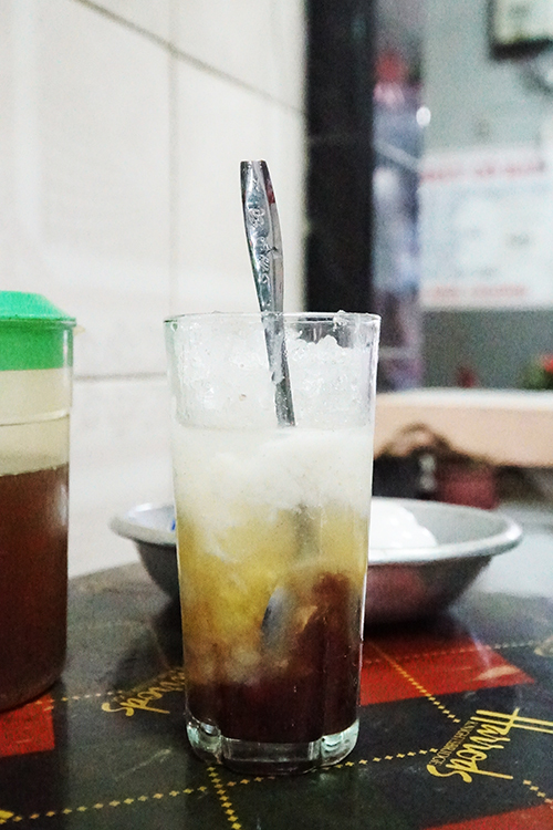 Chè hẻm  Sẽ là thiếu sót lớn nếu đến Huế mà bạn không thử qua chè hẻm. Chè hẻm ở Huế thường nằm trong những con hẻm nhỏ mà người địa phương thường gọi là kiệt. Chè có nhiều loại, chè nóng gồm chè đậu ván, đậu quyên, chè bắp, khoai tía... Chè lạnh thì đa dạng hơn như đậu đen, đậu đỏ, đậu xanh đánh, chè ngự, chè bột lọc bọc dừa, bọc lạc... Mỗi ly chè thường có giá khoảng 10.000 đồng.