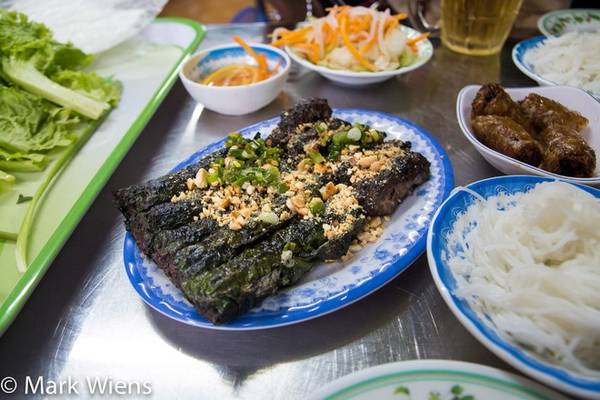 Bò nướng lá lốt món ăn vặt Sài Gòn