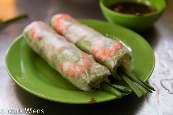Gỏi cuốn chả giò món ăn vặt Sài Gòn
