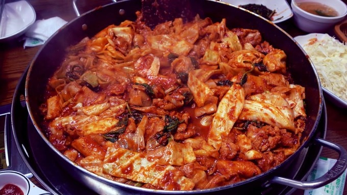 Dak galbi món ăn Hàn Quốc nổi tiếng Chuncheon với gà xào cay ngọt