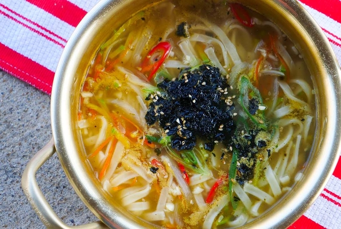 Kalguksu sợi mỳ dày món ăn Hàn Quốc