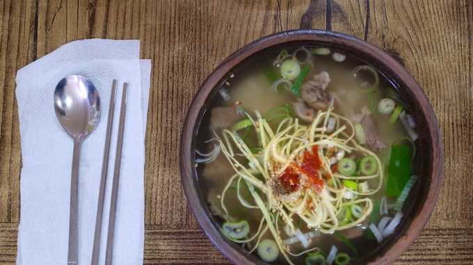 Mom guk là món ăn đặc sản của Jeju, nhiều rau tươi và gần như không có gia vị, chỉ đơn giản là canh thịt heo nấu với rong biển. Canh mom guk không bắt mắt, có màu xanh sẫm nhưng nhờ vị ngọt thanh đặc trưng mà có thể làm hài lòng tất cả thực khách.  Địa chỉ gợi ý: Jeju Tosok - Ido-1dong, Bosung Traditional Market, Jeju.