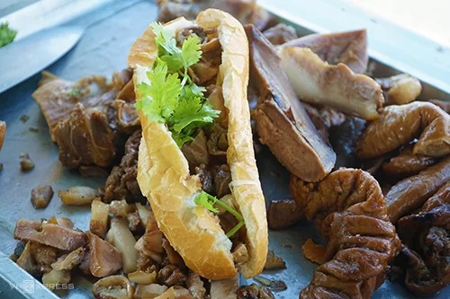 Bánh mì phá lấu - Đặc sản Hà Tiên