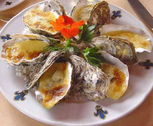 Hàu sữa nướng phô mai món ngon Vũng Tàu tại làng bè Long Sơn