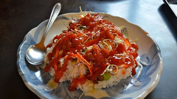 Cơm Taco Thực khách tới Okinawa sẽ thấy cơm taco - món kèm với thịt bò, phomat, salad, sốt cà chua. Thực khách cũng có thể gọi đây là một loại salad taco phiên bản Okinawa để so sánh với taco phương tây. Đây là một trong những kiểu nấu cơm không chỉ phổ biến ở các nhà hàng Okinawa mà cả nhiều nơi khác tại Nhật Bản.