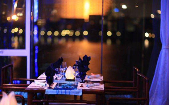 Khung cảnh lãng mạn nhìn ra hồ Tây của Don’s - nhà hàng đồ Tây Hà Nội