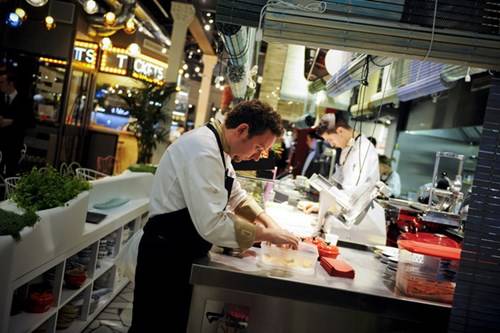 Đầu bếp Ferran Adria chế biến món ăn tại Tickets