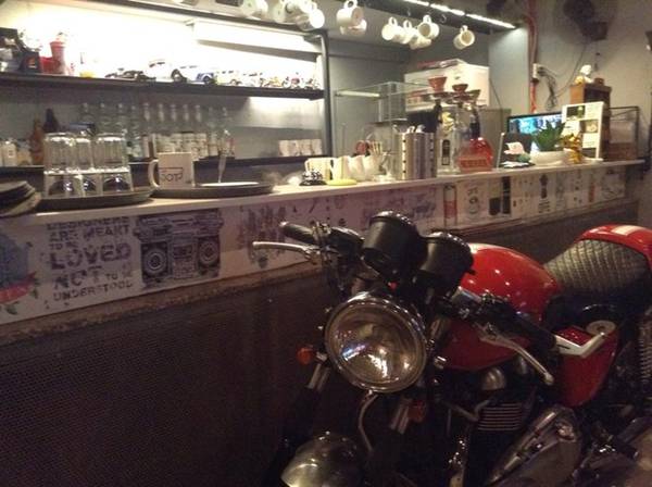 D.O.T Cafe Saigon quán cà phê 24 giờ quận 1 Sài Gòn