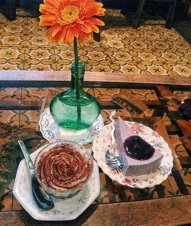 Nền gạch hoa tại quán cafe Cakes & Ale Sài Gòn