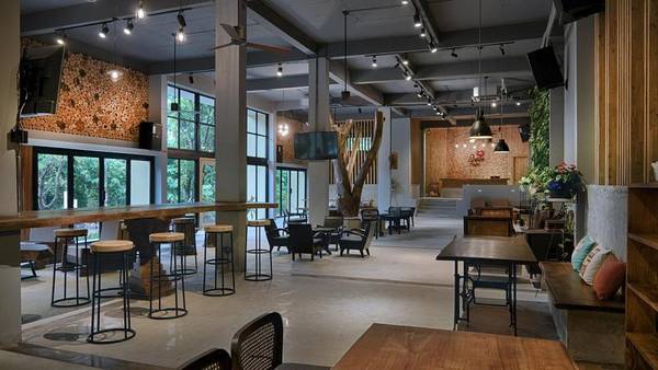 Hồ bơi trong nhà tại 9 Station Hostel Phú Quốc