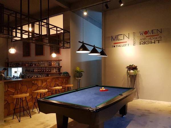 Bàn bida tại khu vực quầy bar 9 Station Hostel Phú Quốc