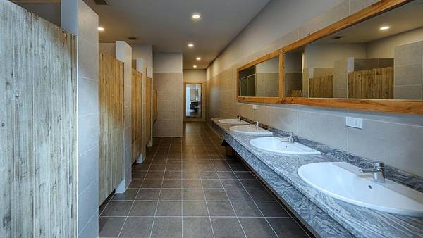 Nhà vệ sinh chung rộng rãi thoáng mát tại 9 Station Hostel Phú Quốc