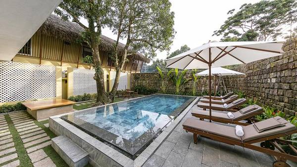 Góc nghỉ ngơi bên hồ bơi 9 Station Hostel