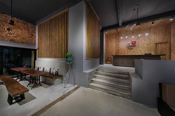 Khu vực lễ tân tại 9 Station Hostel Phú Quốc