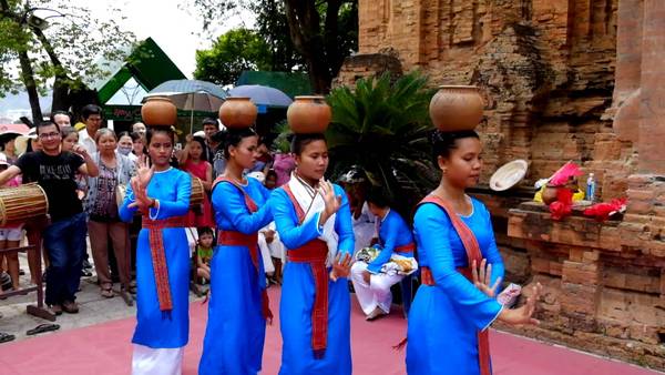 Lễ hội Tháp Bà Nha Trang - Du lịch tháng 4