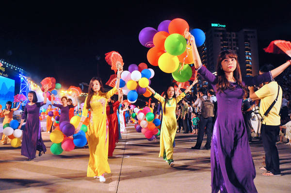 Carnival Hạ Long - Điểm đến du lịch tháng 4