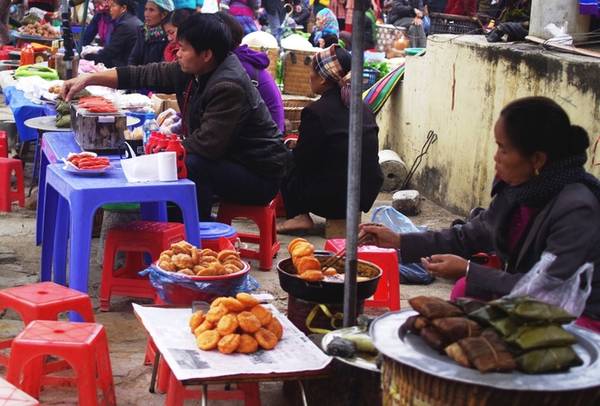 Ăn quà vặt ở chợ phiên Bắc Hà