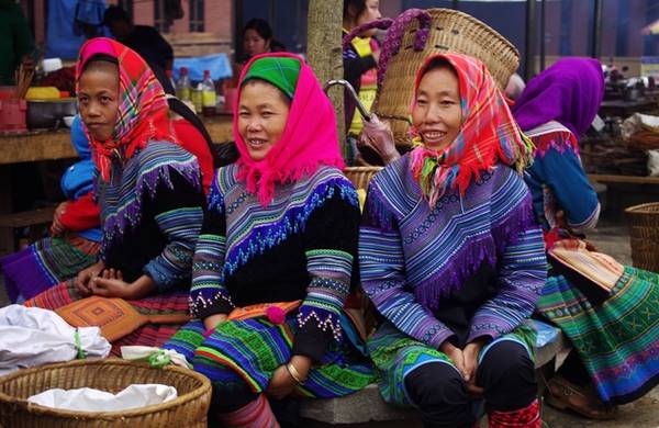 Giao lưu với người bản địa ở chợ phiên Bắc Hà