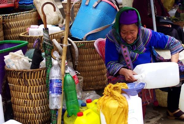Thưởng thức rượu ngô  Một trong những thức uống nổi tiếng của vùng Tây Bắc là rượu ngô Bản Phố - đặc sản của người H'Mông, Dao ở Bắc Hà. Khu vực bán rượu ngô tập trung ngay cạnh lối đi dẫn sang khu bán đồ thổ cẩm. Dù không hứng thú với thức uống này, bạn cũng cảm thấy lâng lâng khi đi qua đây và ngửi thấy mùi thơm của men rượu thoang thoảng.