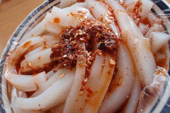 Mỳ nguội ăn kèm khoai tây trong ẩm thực Tây Tạng