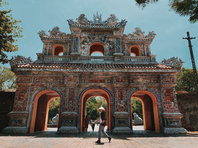 Cửa Hiển Nhơn lộng lẫy với nghệ thuật khảm sành sứ