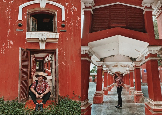 Điểm đến cuối cùng của Quốc Cường là trường THPT Quốc Học Huế - tọa lạc bên dòng sông Hương thơ mộng, được xây dựng dưới thời vua Thành Thái (1896), với diện tích 4.237 m2. Đây là trường Pháp - Việt của toàn xứ Đông Dương và trường trung học đệ nhất đầu tiên ở Huế. Nhiều thế hệ học trò tài giỏi như Chủ tịch Hồ Chí Minh, Đại tướng Võ Nguyên Giáp, cố Tổng bí thư Trần Phú, Hà Huy Tập… từng theo học tại đây.   Qua 124 năm, nhiều dãy phòng học vẫn mang đậm kiến trúc đặc trưng Pháp với màu sắc, các hoa văn, họa tiết trang trí, cửa chính cũng như những ô cửa phụ.