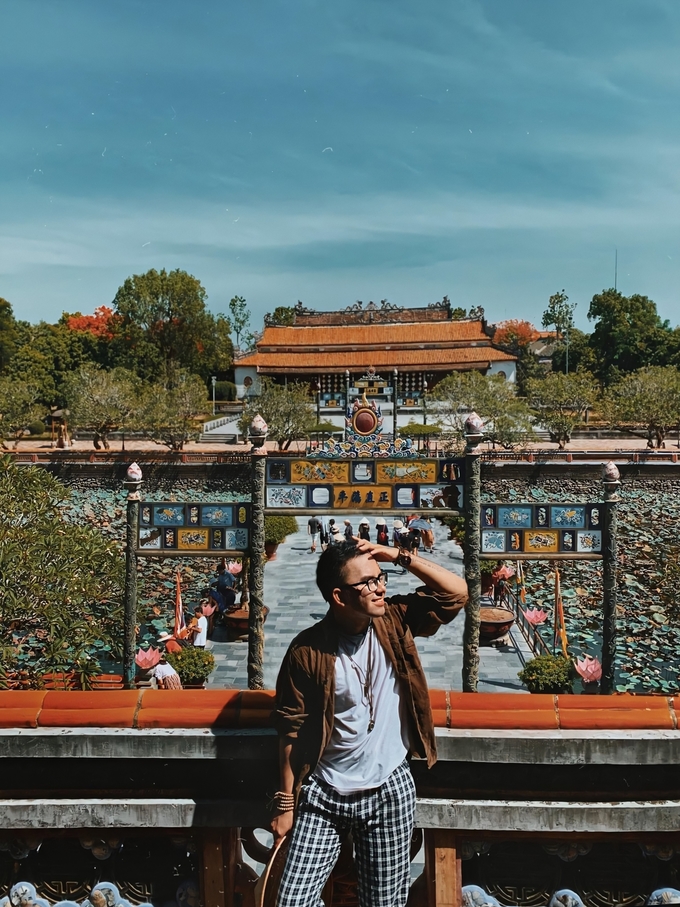 Hình ảnh được xử lý theo tông trầm hoài cổ của Cường nhận "mưa" lời khen từ người xem. Anh viết: "Cầu Trung Đạo bắc qua hồ Thái Dịch và sâu bên trong là điện Thái Hòa - nơi chứng kiến thời khắc đăng quang của 13 đời vua Nguyễn".   Trước khi đi du lịch bất cứ nơi nào, anh cho biết tham khảo thông tin nhiều nhất trên Instagram bởi đối tượng người dùng đa dạng, không chỉ đông đảo giới trẻ Việt có tư duy hình ảnh tốt mà còn có góc nhìn lạ về khung cảnh Việt được bạn bè quốc tế ghi lại. "Điều này thôi thúc tôi phải đến đó bằng được. Có thể nói đây là cảm hứng du lịch của tôi", anh cho biết.