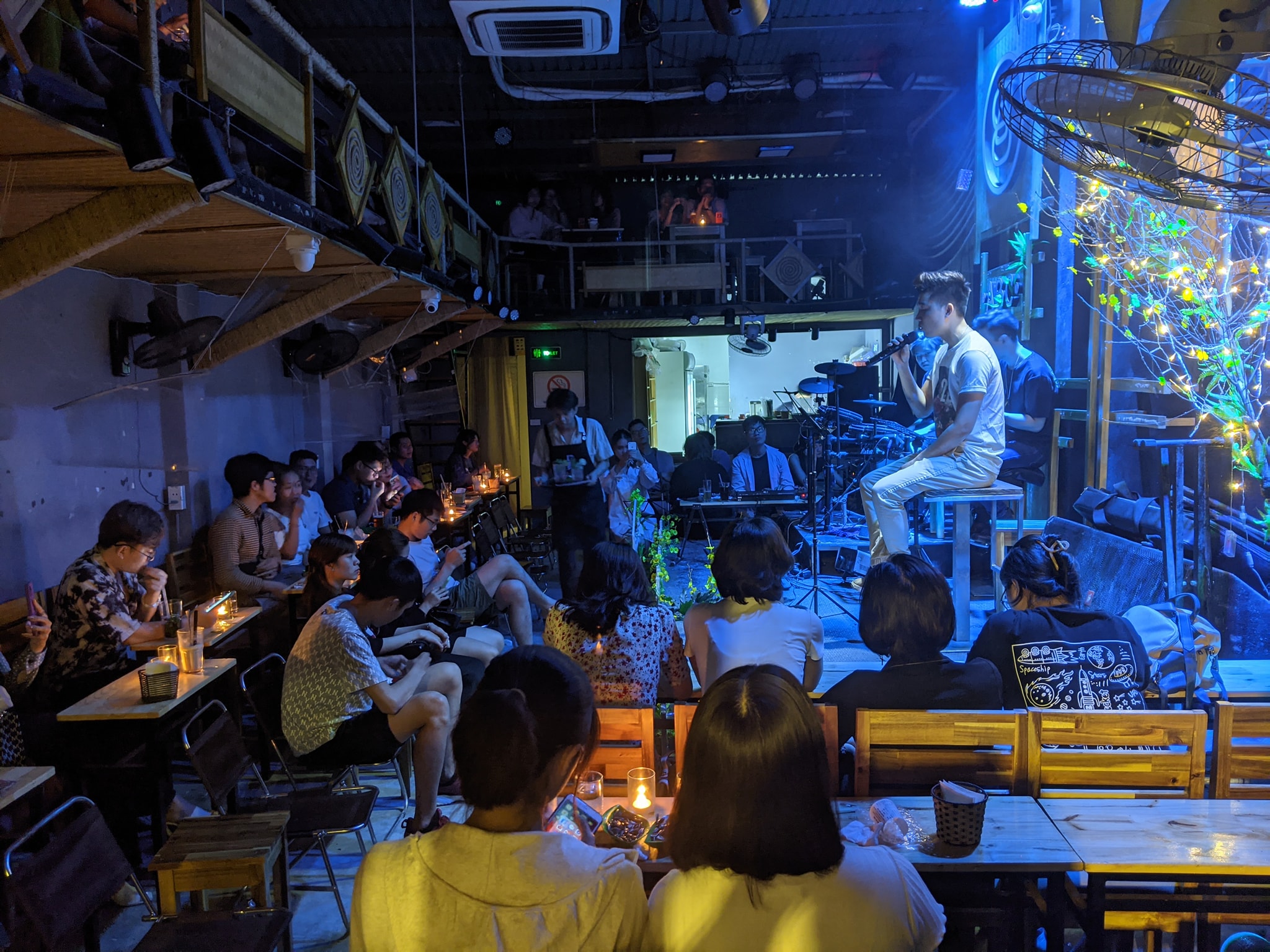 Không gian acoustic hoài niệm tại ABC Cafe Hà Nội