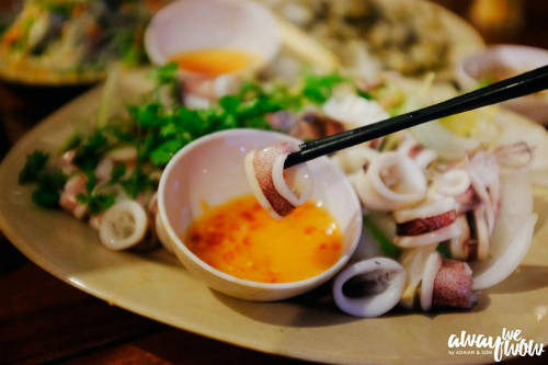 Mực hấp tươi và tôm nướng tại quán Ra Khơi