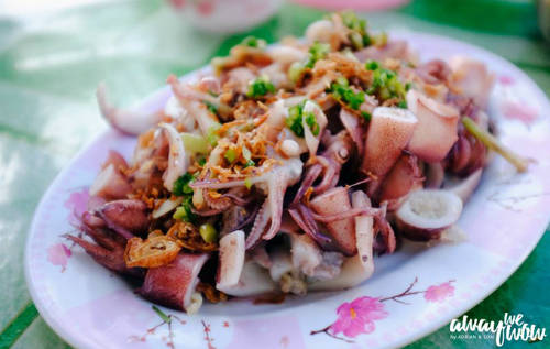Đầu tiên là món mực trứng hấp ở hòn Mây Rút. Hòn đảo có duy nhất một nhà hàng mái lá, đơn sơ nhưng lại có bè nuôi hải sản cách bờ biển không xa. "Trong hình là mực do chính tay Adrian và Sơn vớt lên từ bè nuôi, tươi roi rói, mắt còn xanh, đổi màu và được mang vào để nhà hàng để chế biến. Do tươi nên thịt mực rất ngọt, độ dai vừa phải, đã gì đâu", nhà thiết kế chia sẻ.