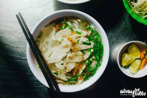 Quán bánh canh đèn dầu trước cổng Đình thần Dương Đông, đường 30/4, thị trấn Dương Đông, Phú Quốc khá đông khách. Gọi là bánh canh đèn dầu vì quán không có điện, chỉ có bếp lửa với cây đèn dầu le lói nhưng được ưa chuộng vì hương vị nhà làm. Quán không có địa chỉ chính xác, bạn cứ hỏi đình thần Dương Đông trên đường 30/4 là sẽ thấy ngay. Bánh canh bột lọc ở đây được chủ quán làm tại nhà, nước súp ngọt tự nhiên và còn bán kèm theo các món hủ tíu, mì, nui... Quán bán hơn 20 năm, mà giá thành rất bình dân chỉ 20.000 đồng/tô, khách du lịch ghé qua rất nhiều vì không bị chặt chém.