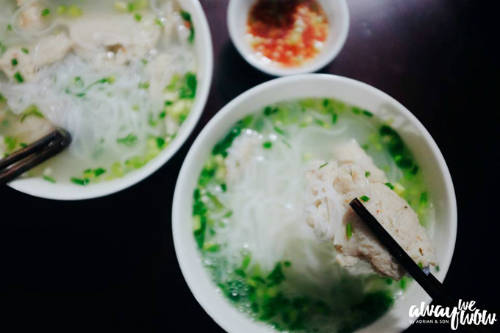 Bún quậy Kiến Xây, ở hẻm đối diện số 222 Trần Phú, thị trấn Đương Đông, Phú Quốc. "Bún quậy có nhân là hải sản đánh nhuyễn thành chả, mang độ dai, giòn nhất định. Chả được quết lên tô và khi cho nước lèo nóng vào sẽ chín ngay lập tức, tạo ra vị ngọt dịu. Điều thú vị là thực khách sẽ được tự mình pha nước chấm, với các phần muối, đường, ớt... để sẵn.