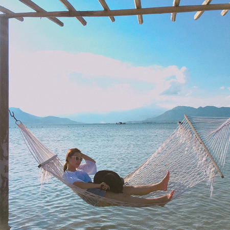 ... và chiếc võng giữa biển thần thánh của Bình Lập.