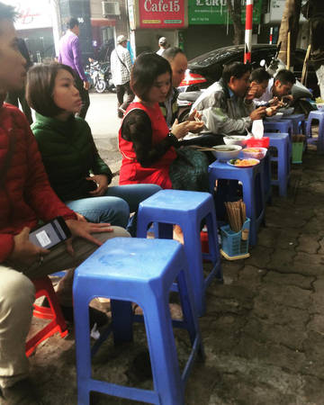 Thực khách thưởng thức miến lươn Hà Nội