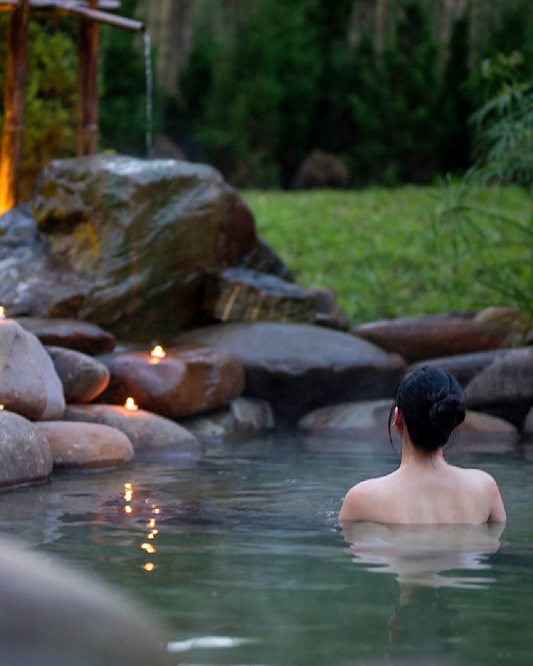 Hồ bơi khoáng nóng ngoài trời tại Alba Wellness Huế
