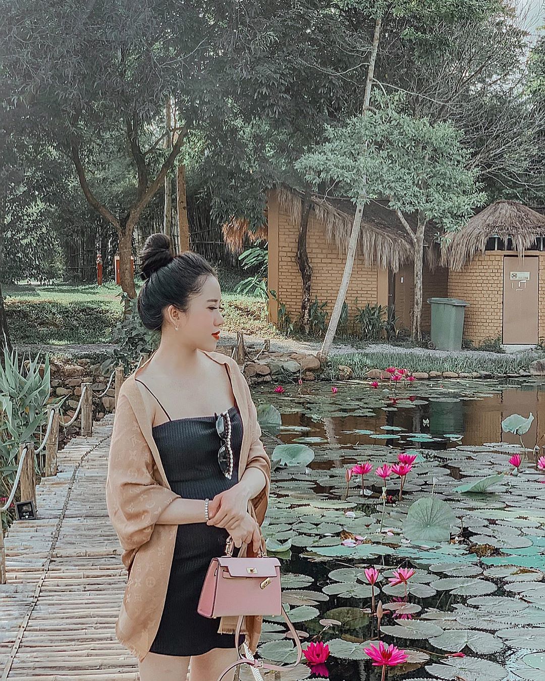 Khu vực suối khoáng mát mẻ tại Alba Wellness Huế