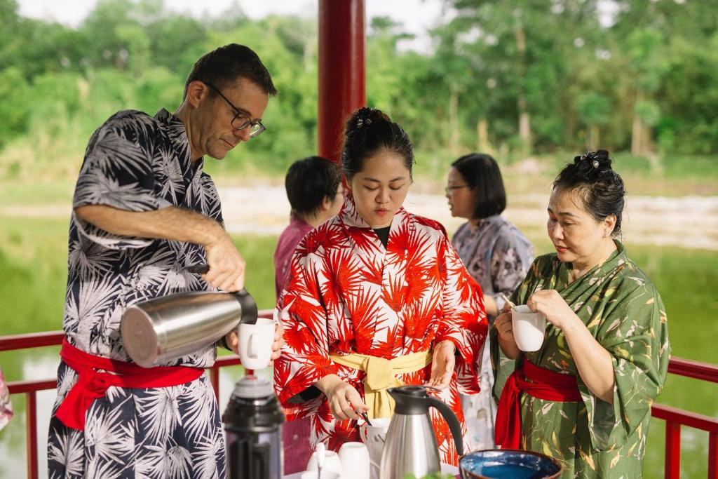 Thưởng thức trà thảo mộc thanh tao