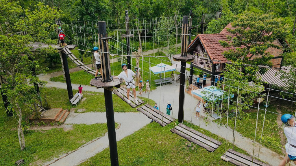 Lớp yoga ngoài trời Alba Wellness Valley