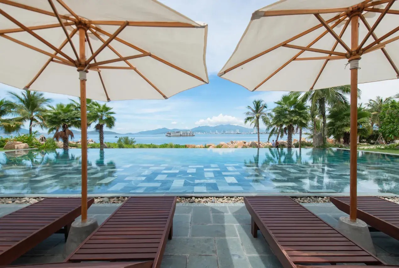Hồ bơi hướng biển tại Alibu Nha Trang