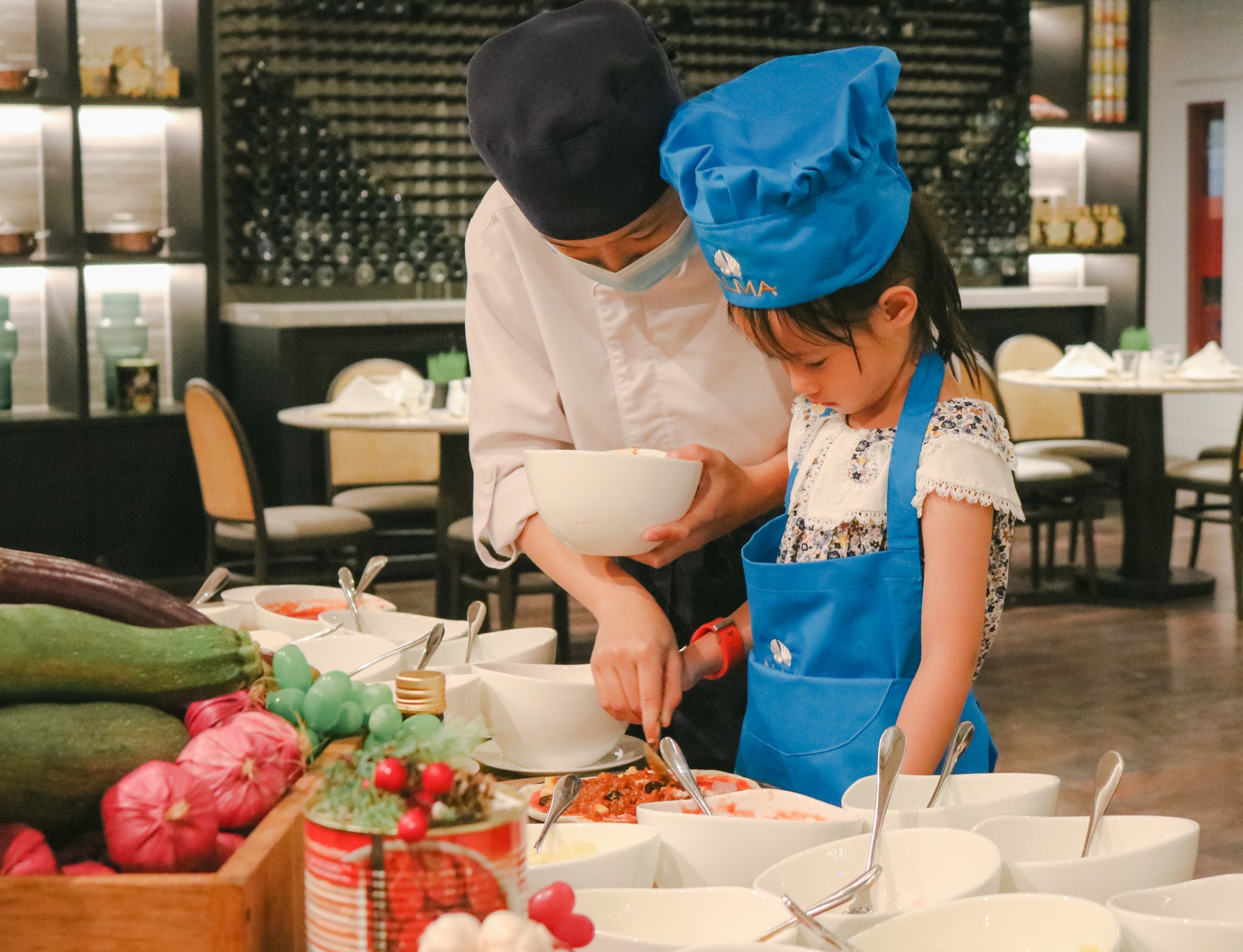 Lớp học làm bánh pizza cho gia đình tại ALMA Cam Ranh