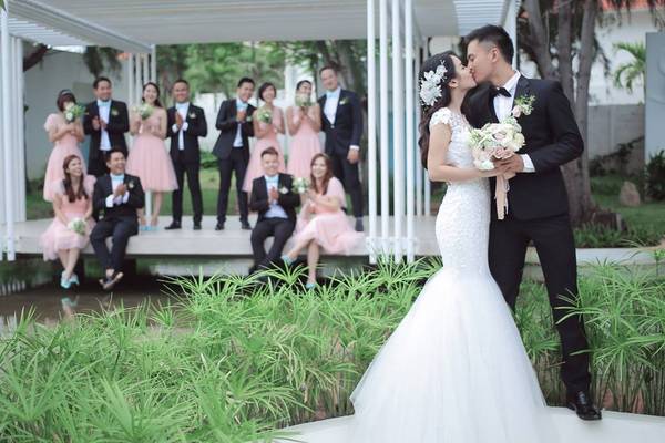 Ảnh cưới lãng mạng của diễn viên Tú Vi và chồng